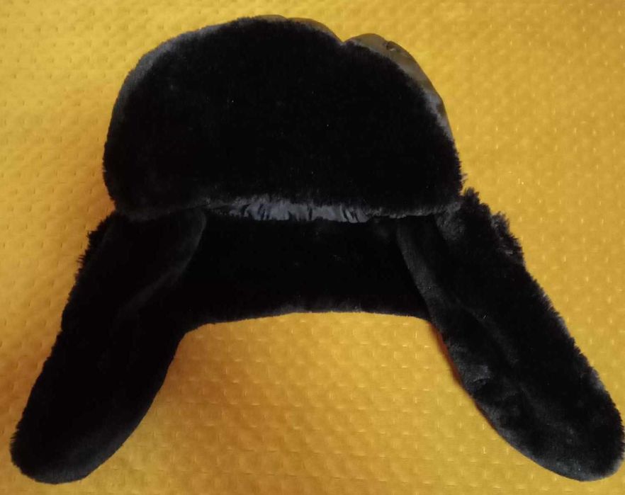 Świetna, czarna czapka uszatka