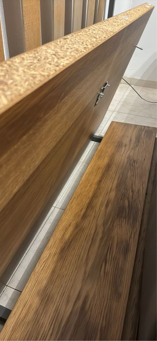 Extrado de cama com base em madeira