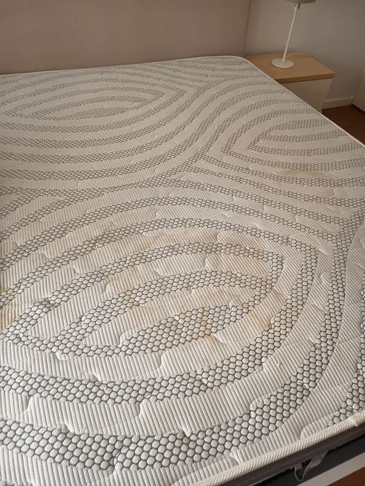Cama e mesinhas de cabeceira