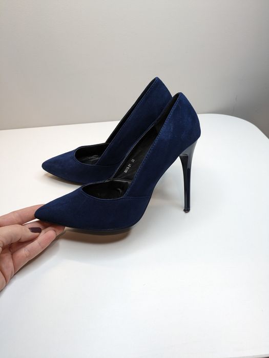 Buty na obcasie czulenka zamszowe 38