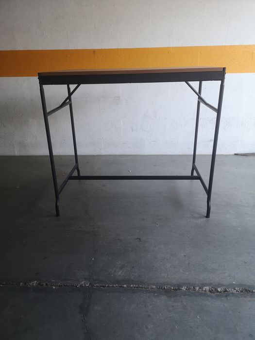 Mesa alta com tampo em madeira