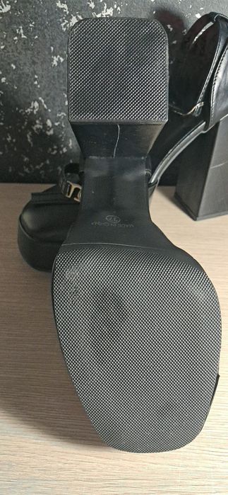 Elegancie buty na obcasie