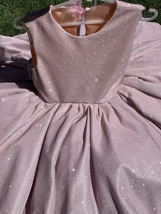 Платье на девочку блестящее розовое голубое белое на 5 лет