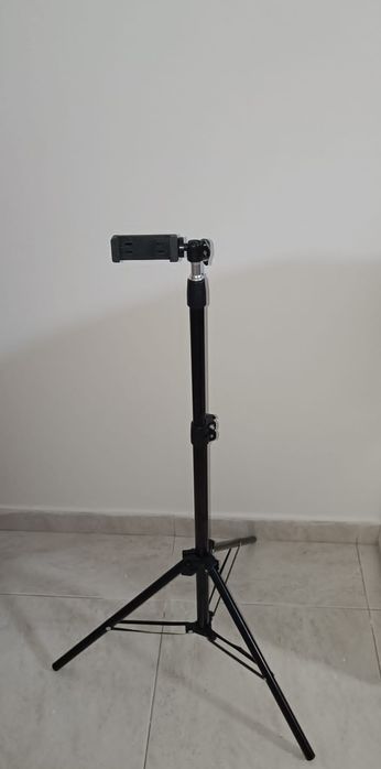 Tripé de chão para telemóvel