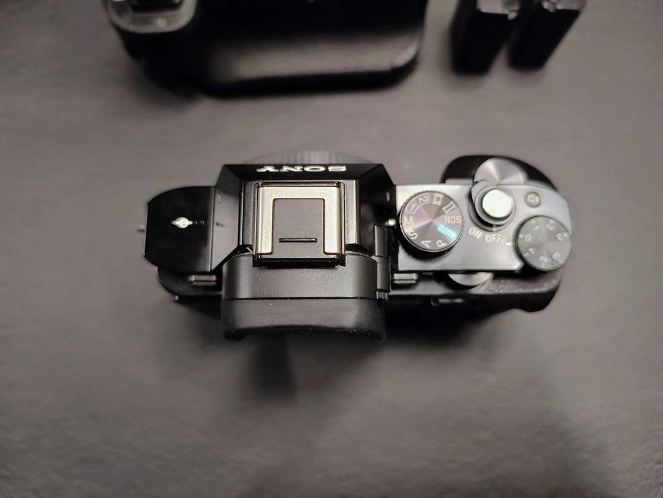 Sony A7+бат блок vg-c1em+акумулятор+обʼєктив Viltrox (пробіг 3500)