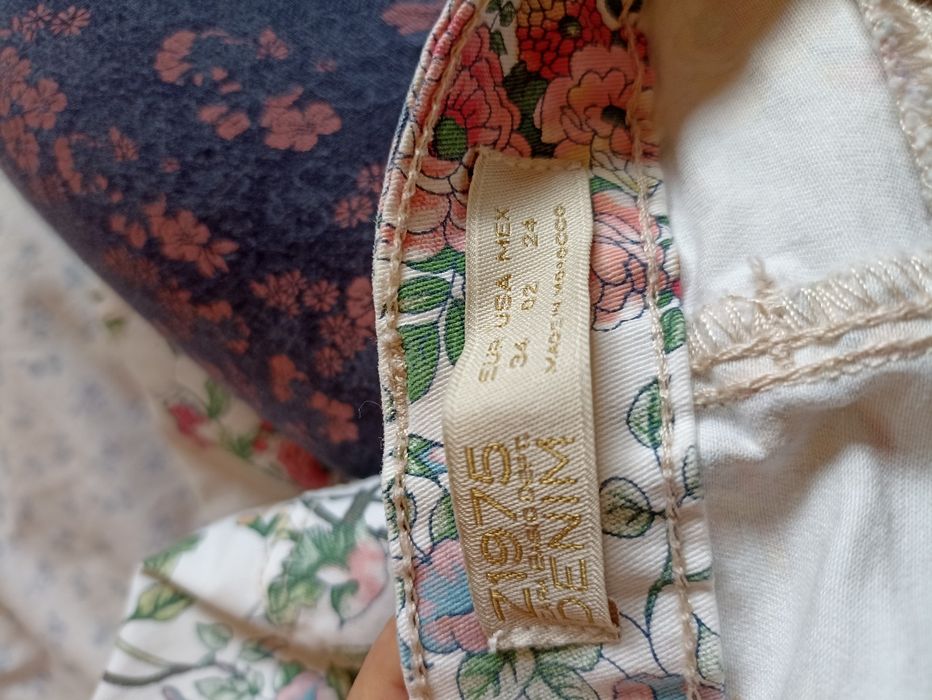 Calças skinny floridas da Zara