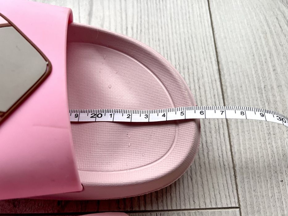 Klapki basenowe Pusheen. r. 39