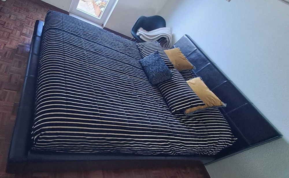 Cama casal c/ cabeceira + estrado - como novo