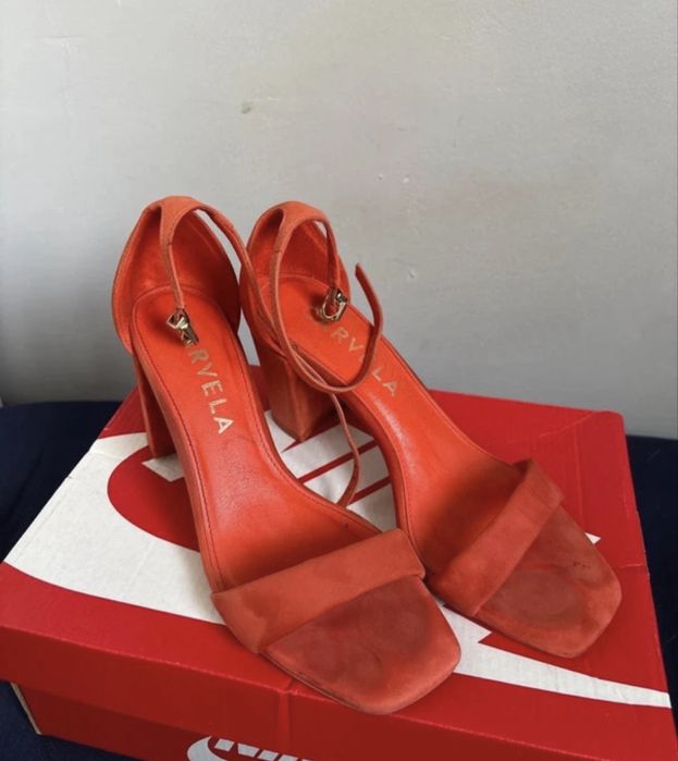 Pomaranczowe szpilki Carvela