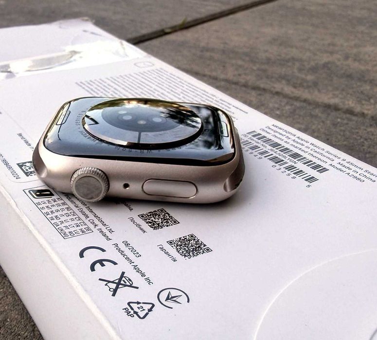 Apple Watch Series 9 GPS 45 mm Starlight / złoty Aluminium -  oryginalna bransoleta Milanese Loop GOLD