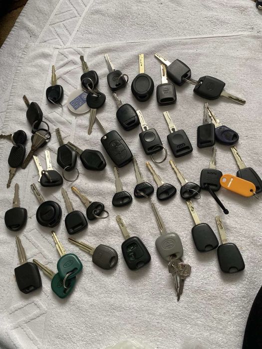 Автоключи, ключи,Продам оригінальні ключі до автомобіля ключ з чіпами.Викидний ключ