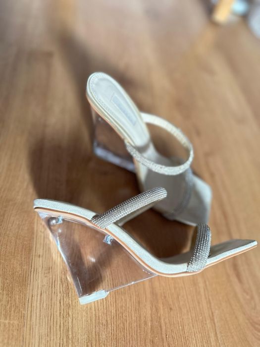 Eleganckie  buty z cekinami na koturnie