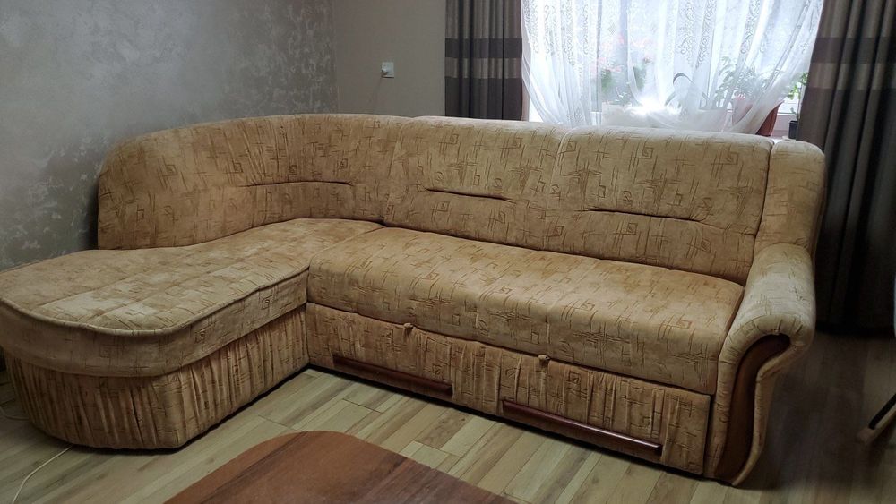 Кутовий розкладний диван в гарному стані