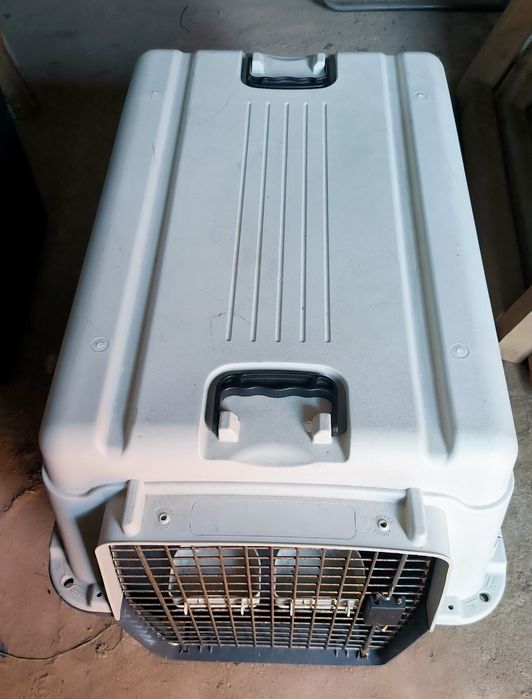 Large Pet carrier in very good condition.
Caixa de transporte de animais com pouco uso.