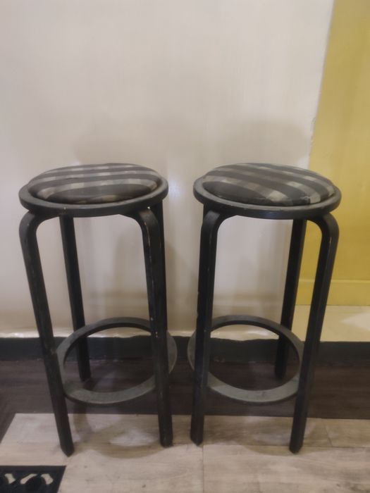 Dwa stołki barowe drewno gięte tapicerowane