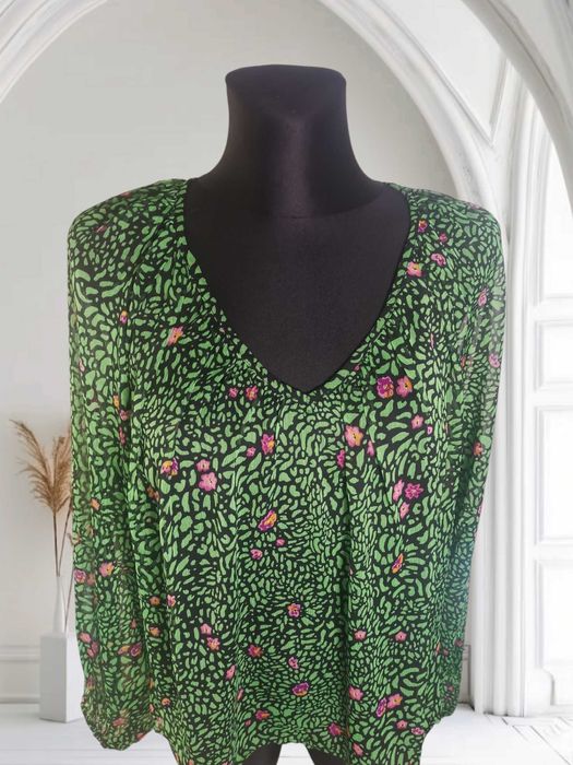 Zielona bluzka w kwiaty z dekoltem V – zwiewna i stylowa Vero Moda