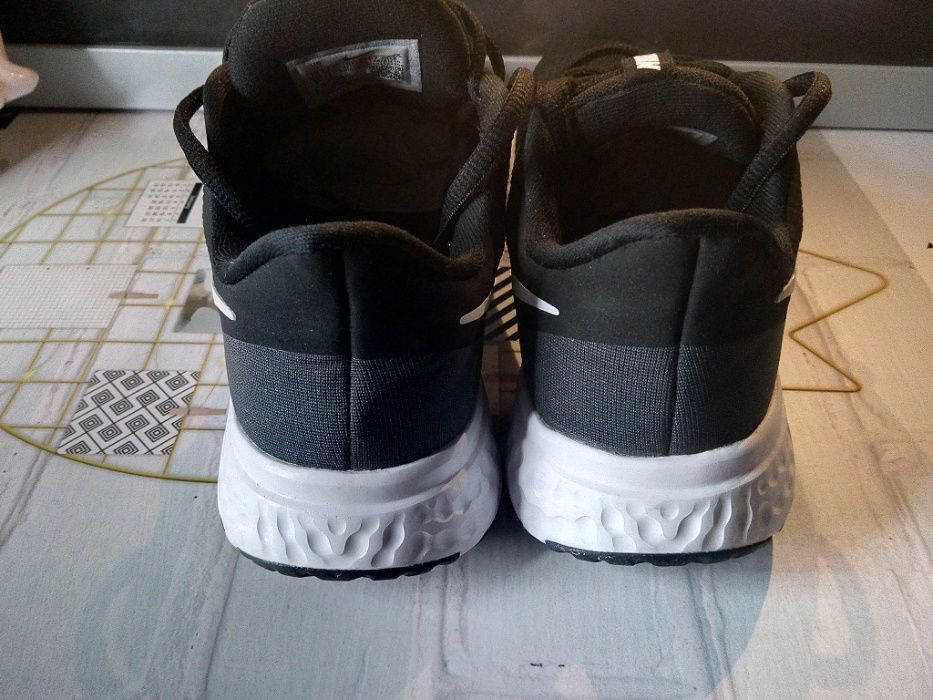 Buty NIKE - Revolution 5