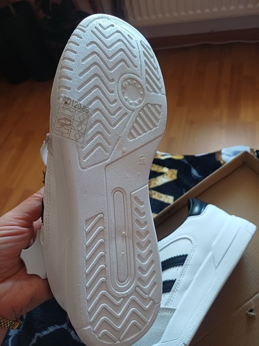 Кросівки 39 натур.шкіра Нові