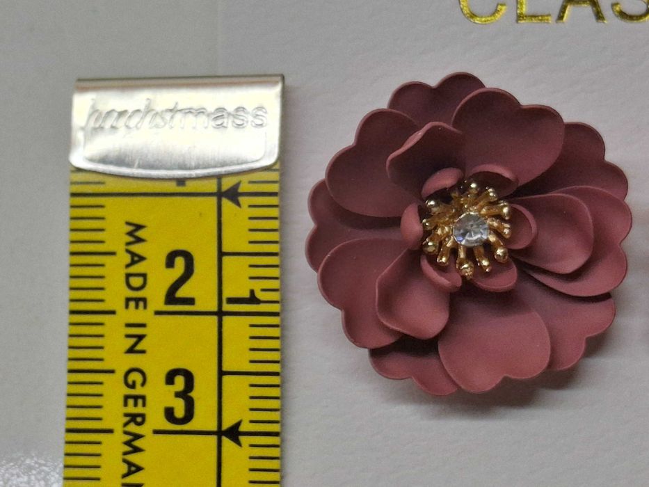 Brincos em.forma de flor em tom bordeaux beringela