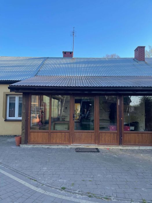 Dom z zabudowaniami towarzyszącymi