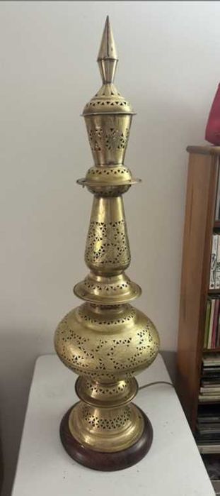 Candeeiro de Mesa Gigante (80 cm) em Latão Perfurado – Estilo Marroquino / Boho