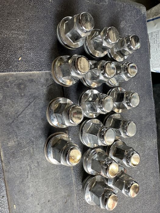 Гайки колеса.