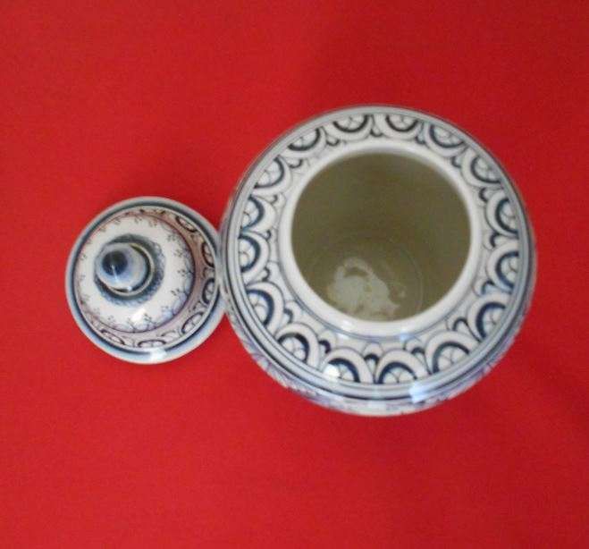 Pote da Real Cerâmica, Coimbra, PINTADO À MÃO e assinado pelo artesão.