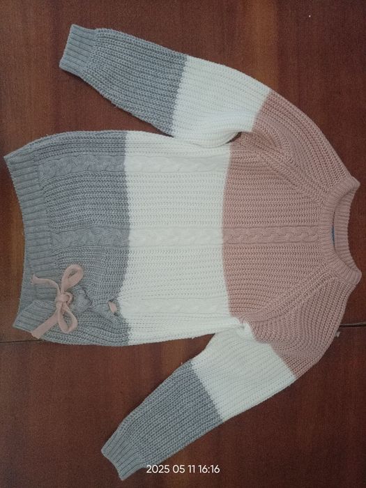 Вязаный свитер на девочку