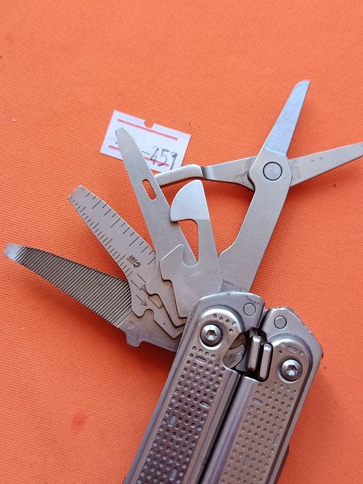 Мультитул Leatherman Free P2 с чехлом