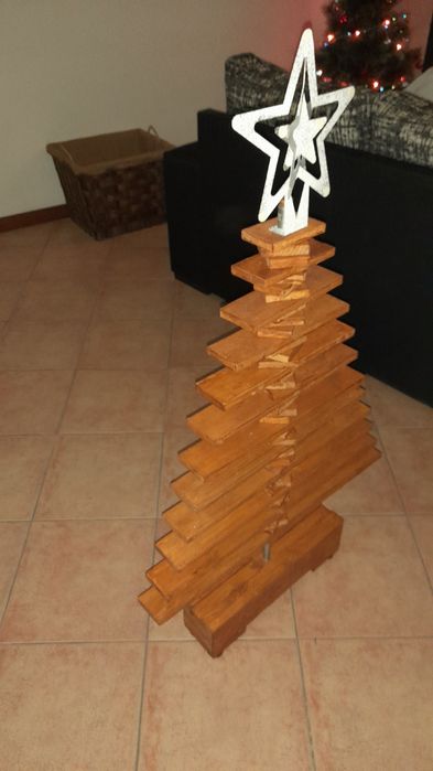 Arvore de natal feita em madeira