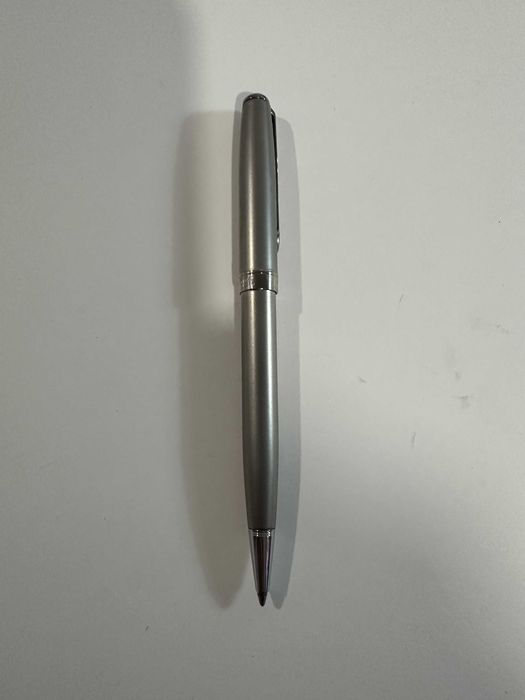 Esferográfica Parker original de cor prateada.