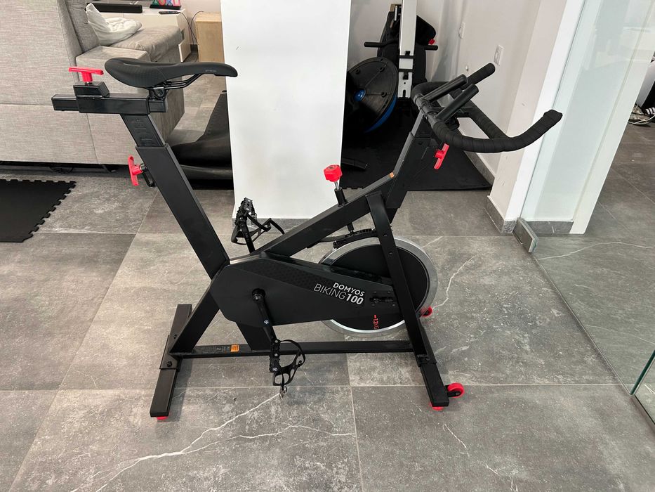 Vendo bicicleta de ciclismo indoor / spinning Domyos Biking 100 da Decathlon.