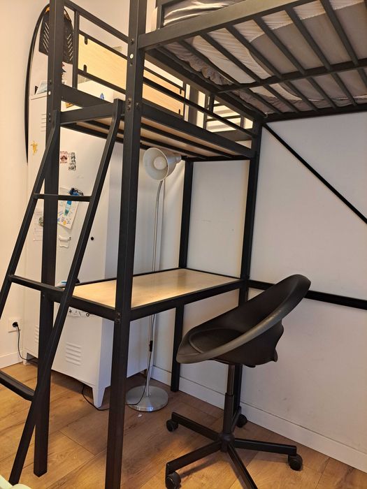 Cama de solteiro "beliche" aérea com secretária.