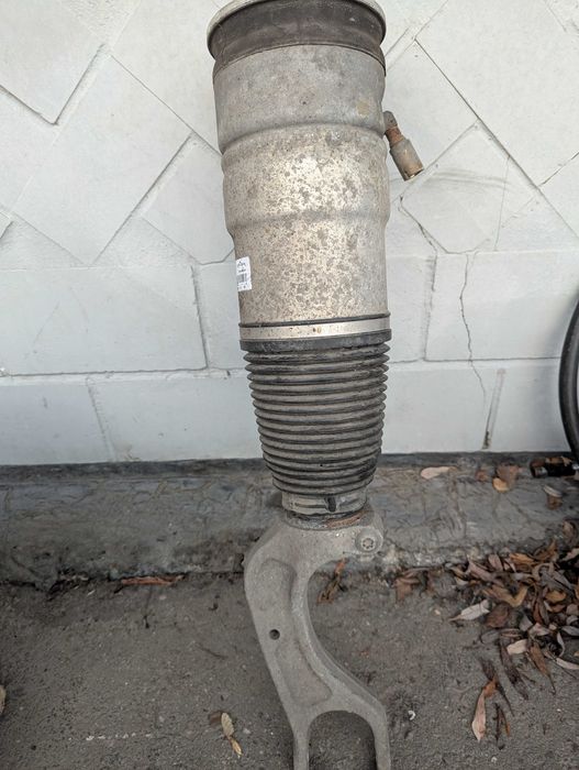 Передня права пневмостойка Tesla Model S 2015р (AWD)