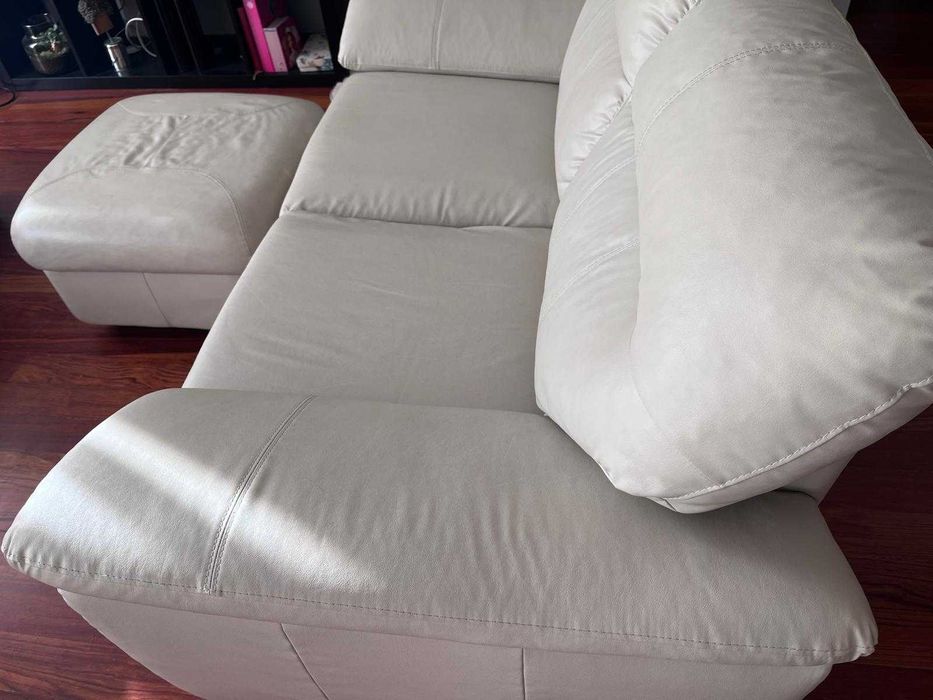 Vende-se sofá de 2 lugares com pousa pés