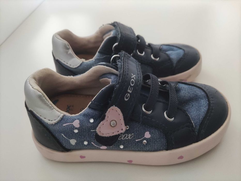 Sapatilhas e sapatos criança