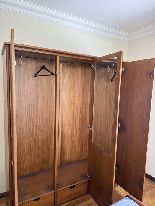Conjunto de Quarto em Madeira Maciça