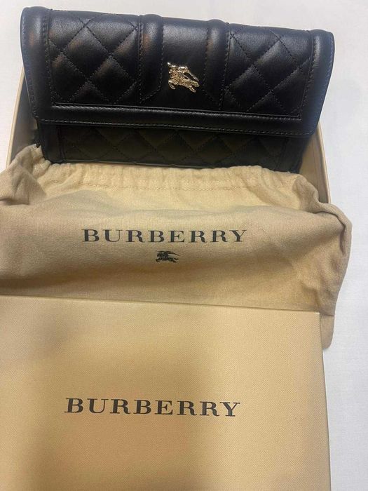 Carteira Burberry | Pele Preta – Semi Nova | C/ Caixa e Dust Bag | Dia da Mãe