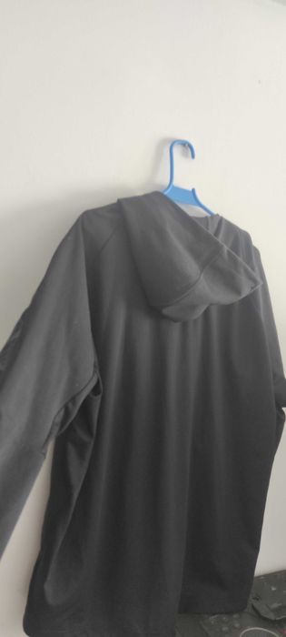 Casaco Adidas perfurado preto