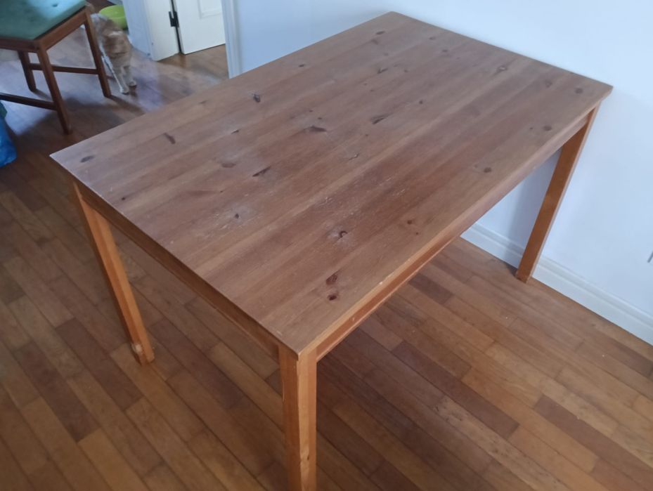 Vendo mesa de jantar IKEA HÄGERNÄS, em pinho maciço, com um bonito acabamento natural.