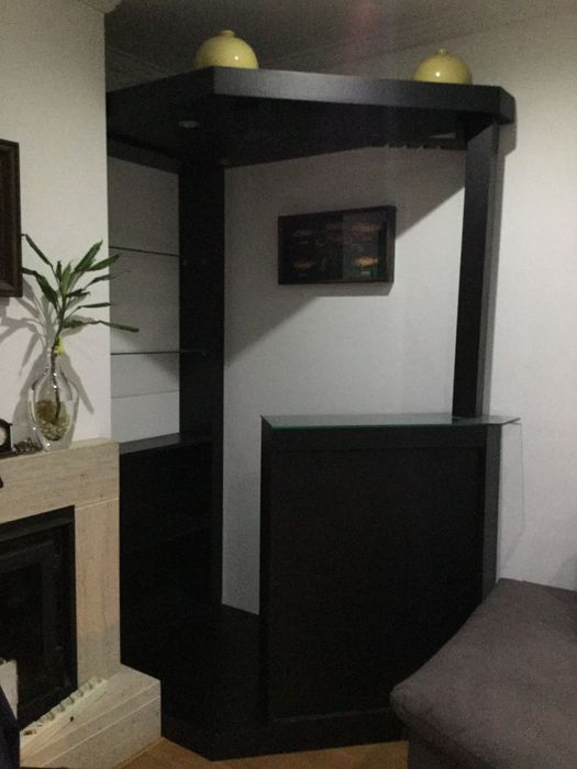 estantes com mini bar