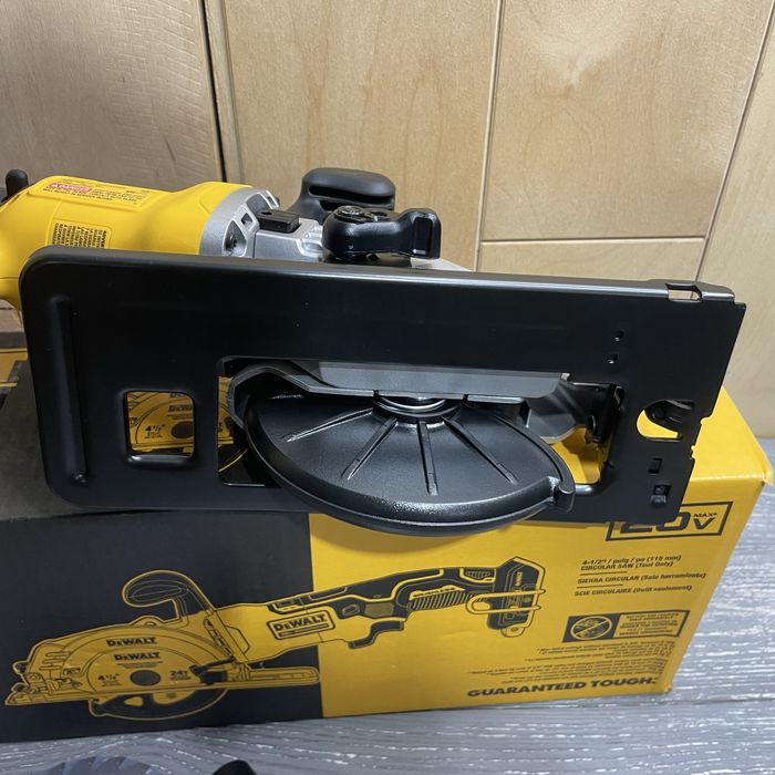 Акумуляторна циркулярна пила 115мм Dewalt DCS571 20V Max