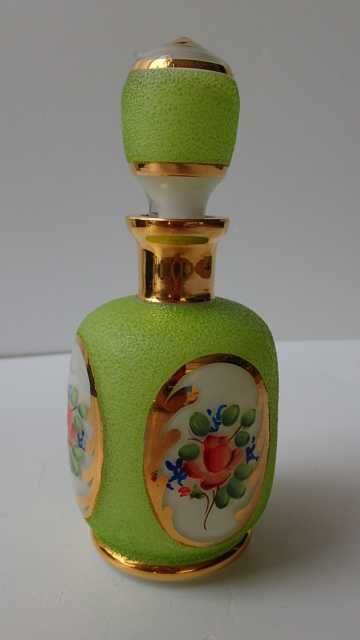 Garrafa em vidro opalino pintado à mão