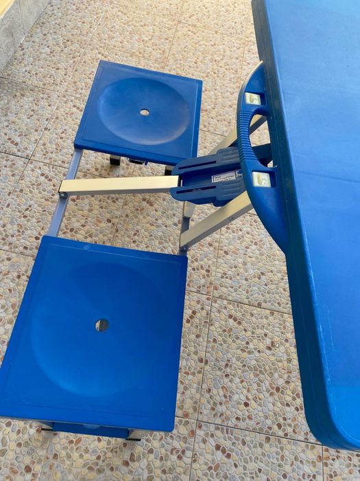 Conjunto de mesa e cadeiras portatil