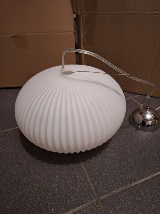 Lampa biala, ryflowana