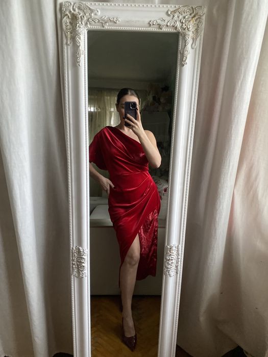 Нарядное вечернее коасное велюровое платье по фигуре на одно плечо