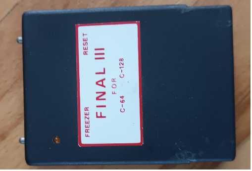Zestaw Commodore 64C (C64) BOX w orginalnym pudełku z kartridżem Final III, zasilaczem i kablami.