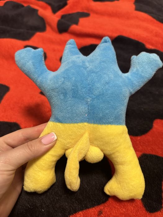 Патриотический котик в машину, украинский кот на присосках