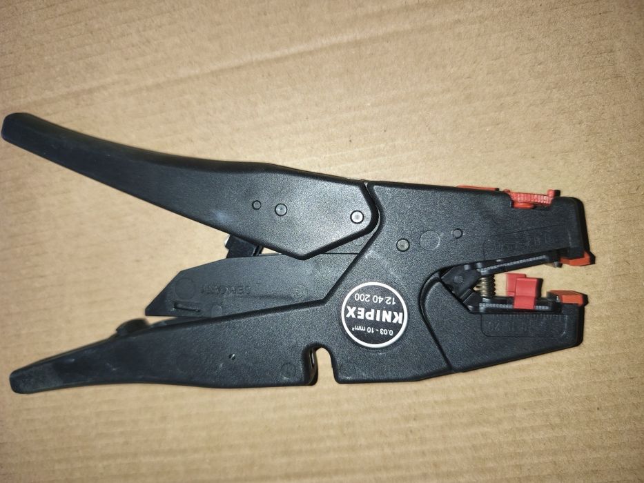 Ściągacze izolacji Knipex