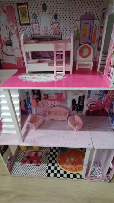 Drewniany domek dla lalek Barbie